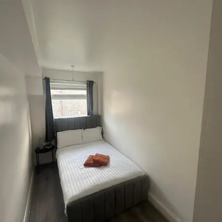 Homestay Modern In A 4 Bedroom Flat In London, Shared Bathroom!