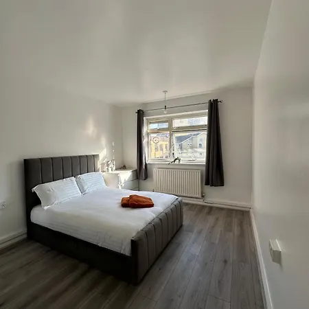 Homestay Modern In A 4 Bedroom Flat In London, Shared Bathroom! *