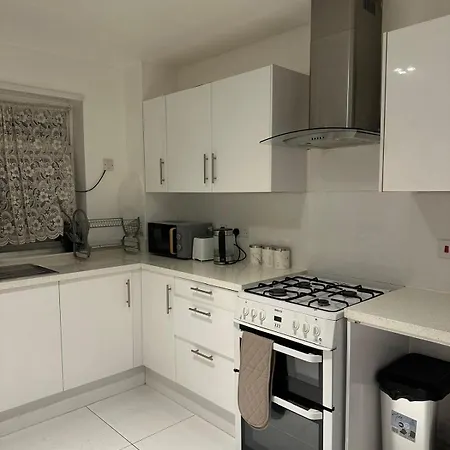Modern In A 4 Bedroom Flat In London, Shared Bathroom! Homestay London