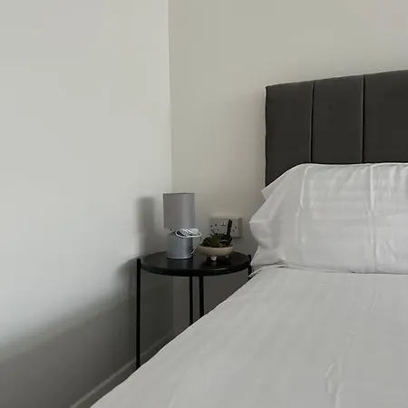 Modern In A 4 Bedroom Flat In London, Shared Bathroom! * London