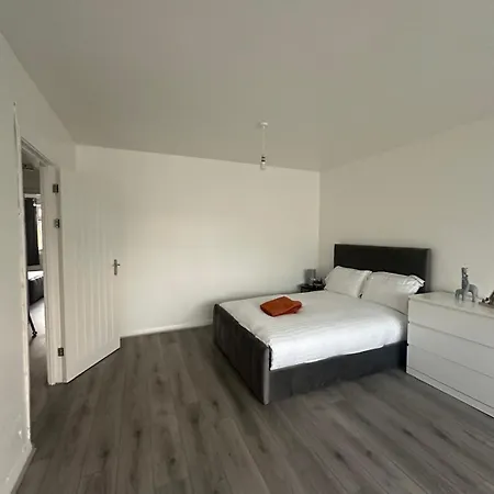 Modern In A 4 Bedroom Flat In London, Shared Bathroom! Homestay