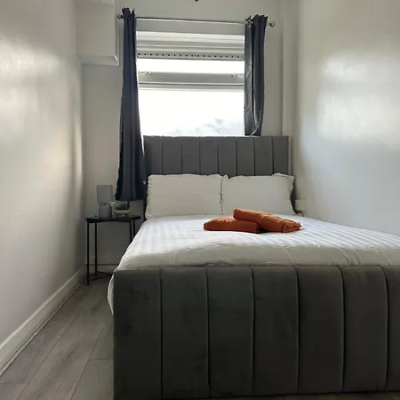Homestay Modern In A 4 Bedroom Flat In London, Shared Bathroom!