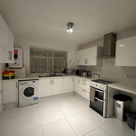 Modern In A 4 Bedroom Flat In London, Shared Bathroom! Homestay *