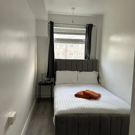 Modern In A 4 Bedroom Flat In London, Shared Bathroom! *