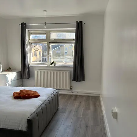 Modern In A 4 Bedroom Flat In London, Shared Bathroom! Londra