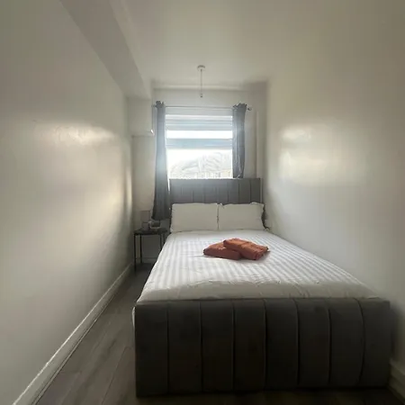 Modern In A 4 Bedroom Flat In London, Shared Bathroom! Homestay *