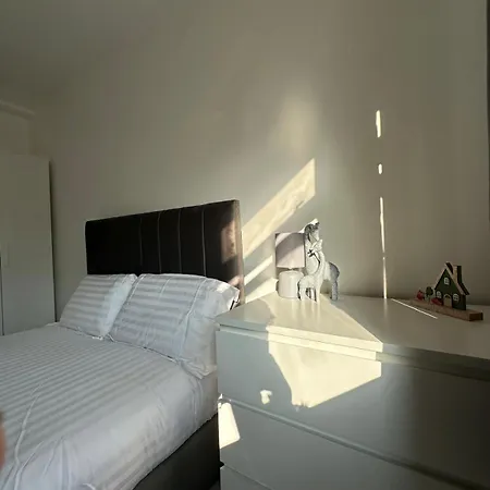 Homestay Modern In A 4 Bedroom Flat In London, Shared Bathroom! *