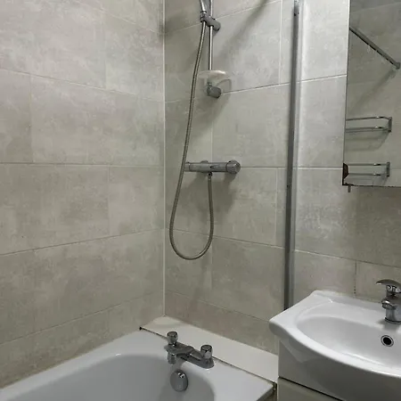 Modern In A 4 Bedroom Flat In London, Shared Bathroom! * London