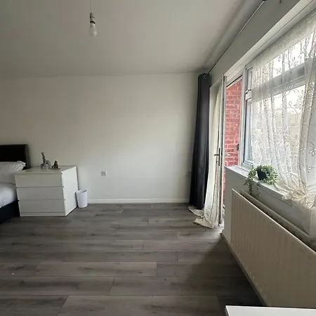 Modern In A 4 Bedroom Flat In London, Shared Bathroom!