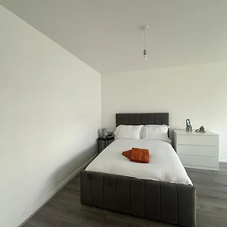 Modern In A 4 Bedroom Flat In London, Shared Bathroom! Homestay *