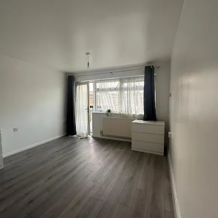 Homestay Modern In A 4 Bedroom Flat In London, Shared Bathroom! *