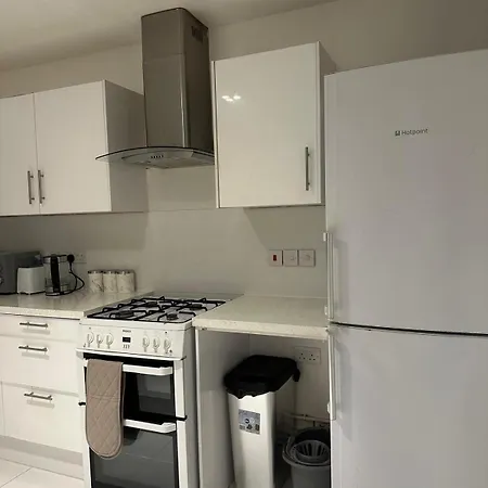 Modern In A 4 Bedroom Flat In London, Shared Bathroom! Homestay London