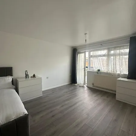 Homestay Modern In A 4 Bedroom Flat In London, Shared Bathroom! London