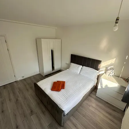 Modern In A 4 Bedroom Flat In London, Shared Bathroom! *
