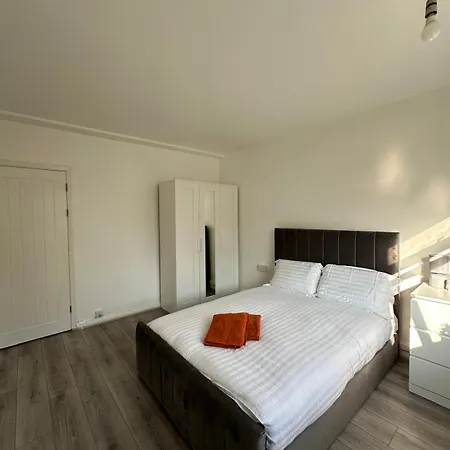 Modern In A 4 Bedroom Flat In London, Shared Bathroom! London