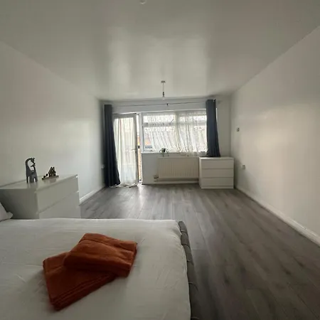 Modern In A 4 Bedroom Flat In London, Shared Bathroom! * London