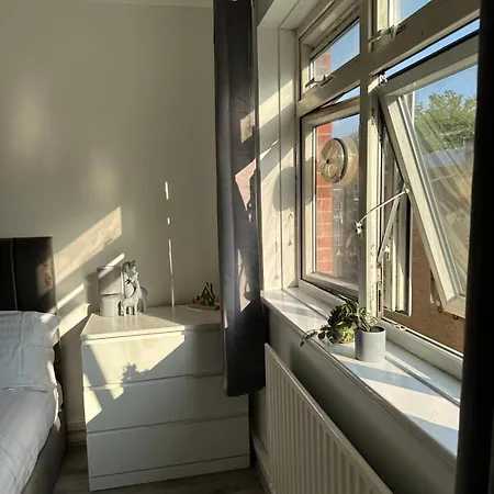 Modern In A 4 Bedroom Flat In London, Shared Bathroom!
