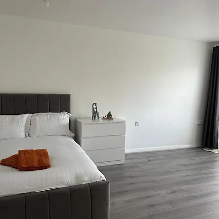 Modern In A 4 Bedroom Flat In London, Shared Bathroom! Alloggio in famiglia