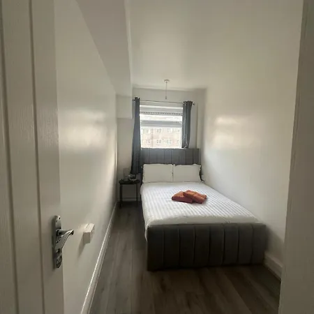 Homestay Modern In A 4 Bedroom Flat In London, Shared Bathroom!