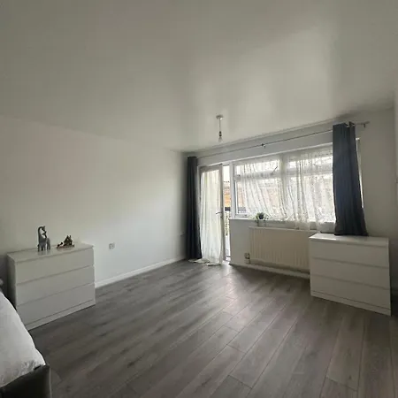 Modern In A 4 Bedroom Flat In London, Shared Bathroom! Homestay London