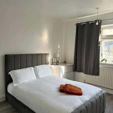Modern In A 4 Bedroom Flat In London, Shared Bathroom! *