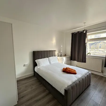 Modern In A 4 Bedroom Flat In London, Shared Bathroom! London