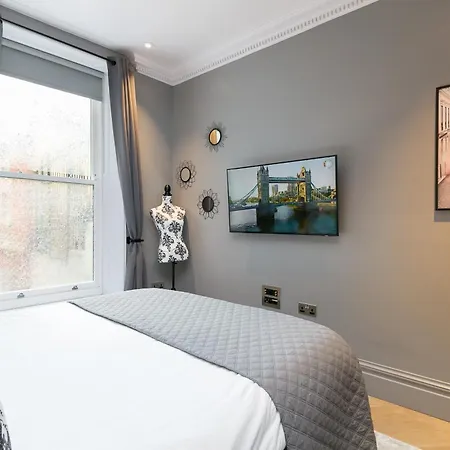 Urban Chic - Broad Court