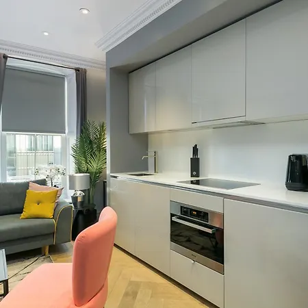 Urban Chic - Broad Court *