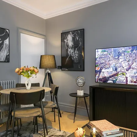 Urban Chic - Broad Court Apartment London