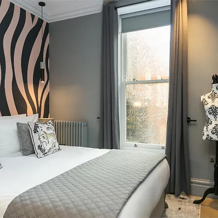 Urban Chic - Broad Court * London