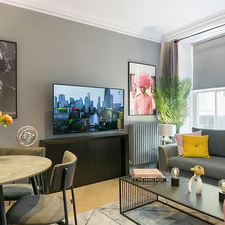 Urban Chic - Broad Court *