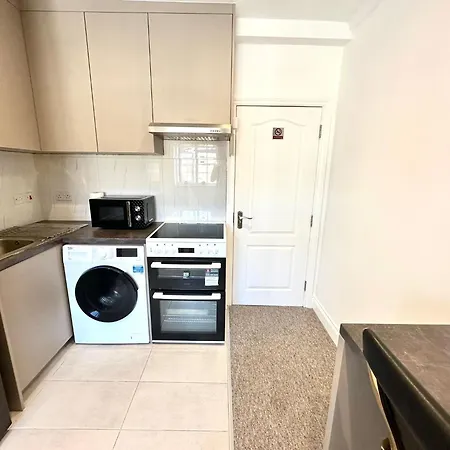 Spectacular Modern, Private Apartment,15 Mins To London