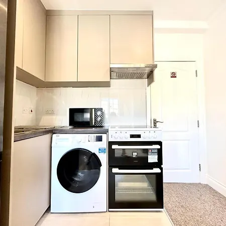 Spectacular Modern, Private Apartment,15 Mins To London *