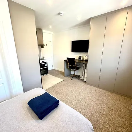 Spectacular Modern, Private Apartment,15 Mins To London