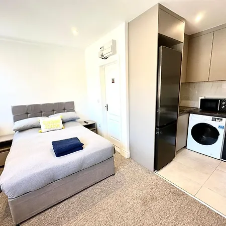 Spectacular Modern, Private Apartment,15 Mins To London Apartment