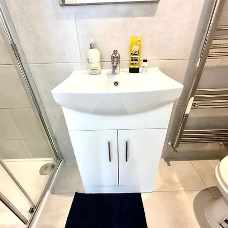 Apartment Unique Modern, Private Apartment,15 Mins To London