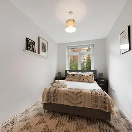 Apartment 2 Bed Apartment- Finsbury Park Station B London