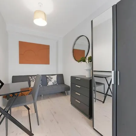 2 Bed Apartment- Finsbury Park Station B Apartment *