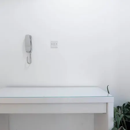 2 Bed Apartment- Finsbury Park Station B London