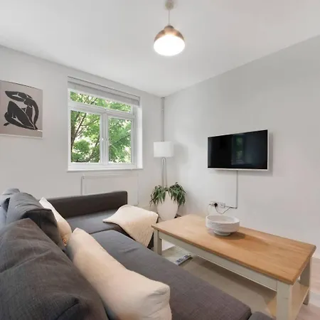 Apartment 2 Bed Apartment- Finsbury Park Station B London