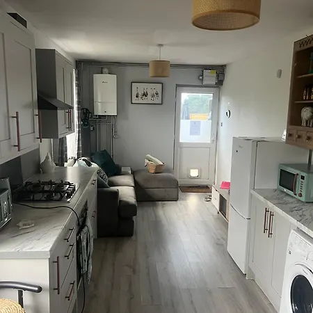 Apartment I Bedroom Flat On A Gated Farm In Tadworth Purley