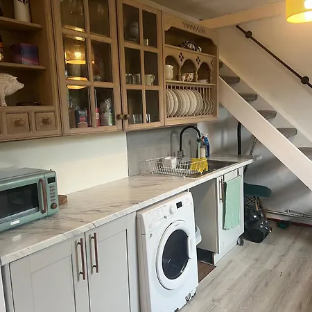 I Bedroom Flat On A Gated Farm In Tadworth Purley