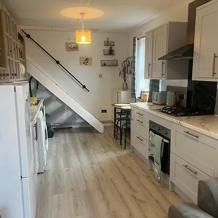 I Bedroom Flat On A Gated Farm In Tadworth * Purley