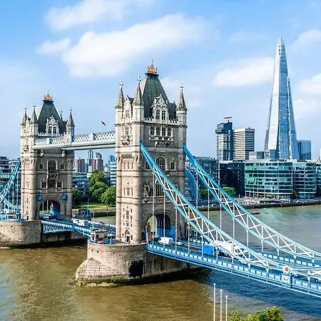Stylish 3-bedroom Greenwich 2 Bath Pad & Free Parking Apartment London