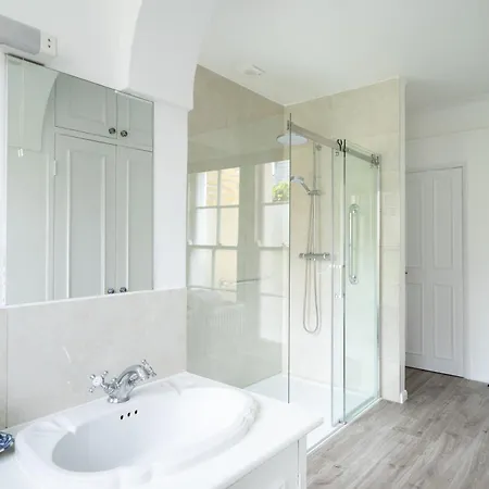 Chelsea 2 Bed House And Garden