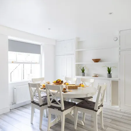 Chelsea 2 Bed House And Garden Holiday home