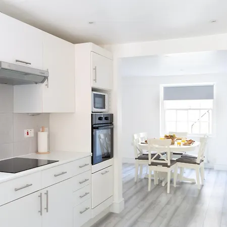 Chelsea 2 Bed House And Garden *