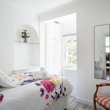 Chelsea 2 Bed House And Garden