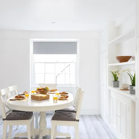 Chelsea 2 Bed House And Garden