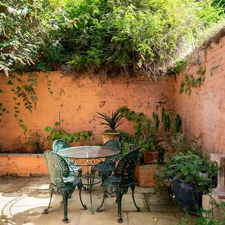 Chelsea 2 Bed House And Garden Holiday home